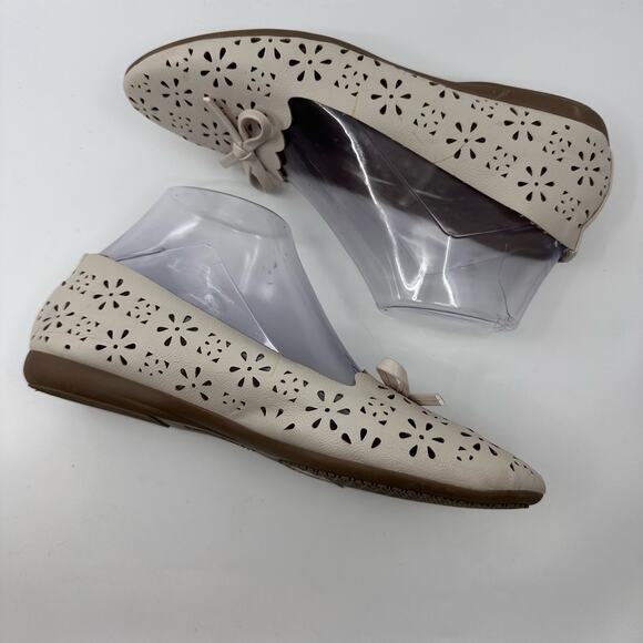 White Mountain Cream Laser Cut w/Bow Scalloped Edge Ballet Flats 'Icing' WMNS 8 - Picture 5 of 6